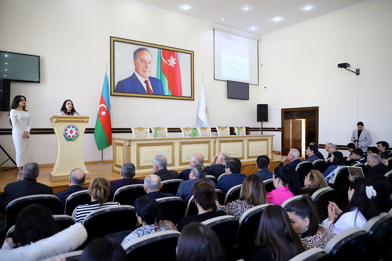 Rektor tələbələri təltif etdi - FOTO