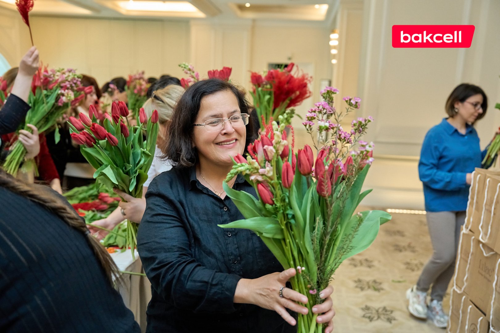 “Bakcell” jurnalist xanımları 8 Mart münasibətilə təbrik etdi - FOTO