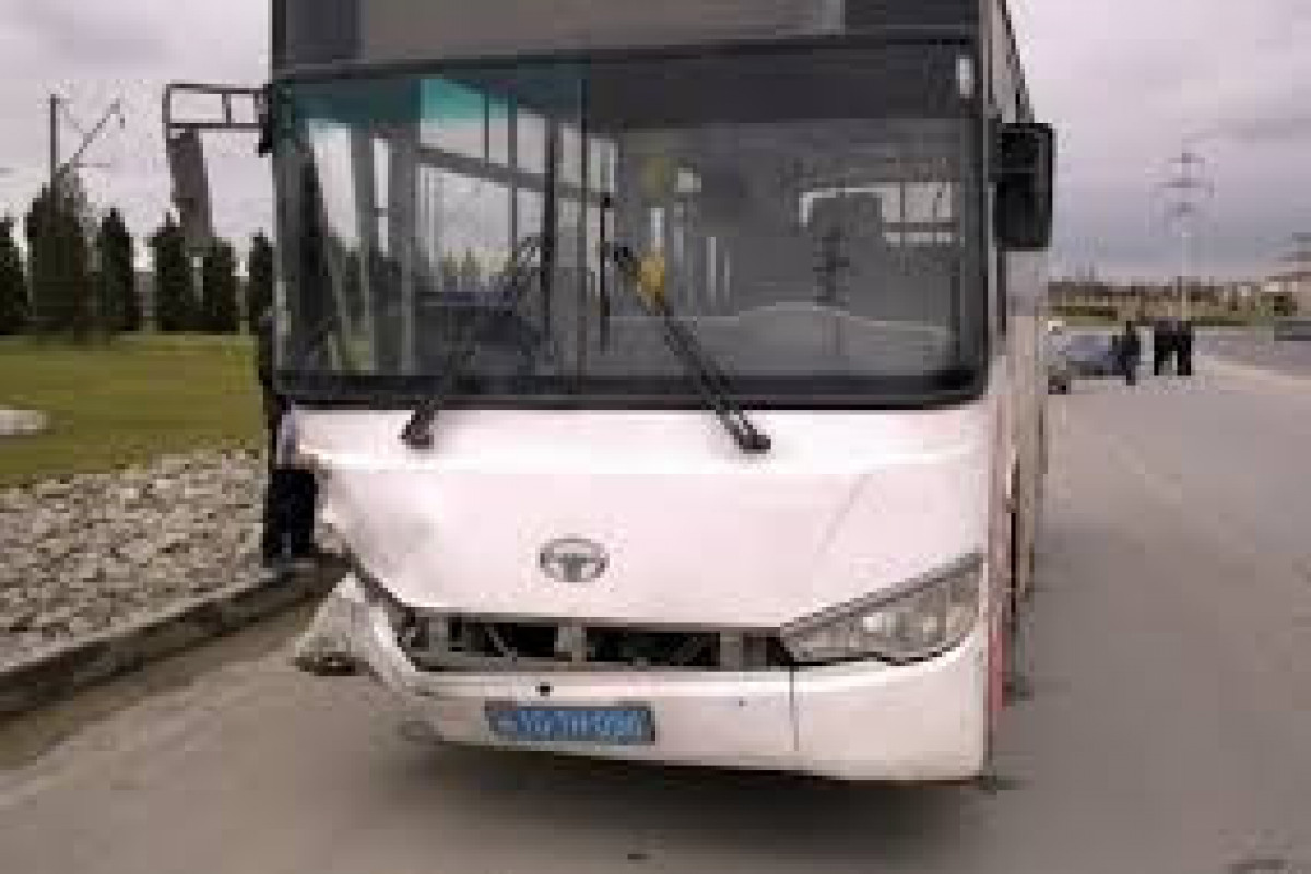 Qəzaya düşən avtobus nasaz olub