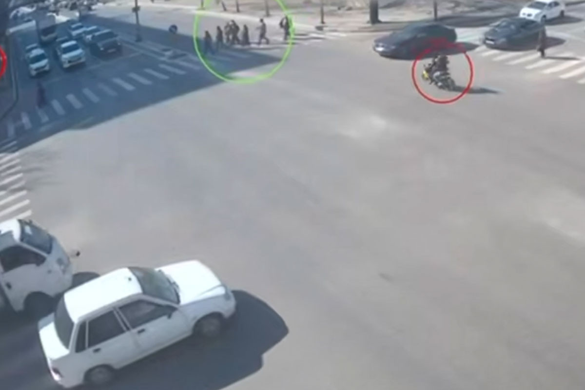 Yasamalda motosiklet avtomobilə çırpıldı