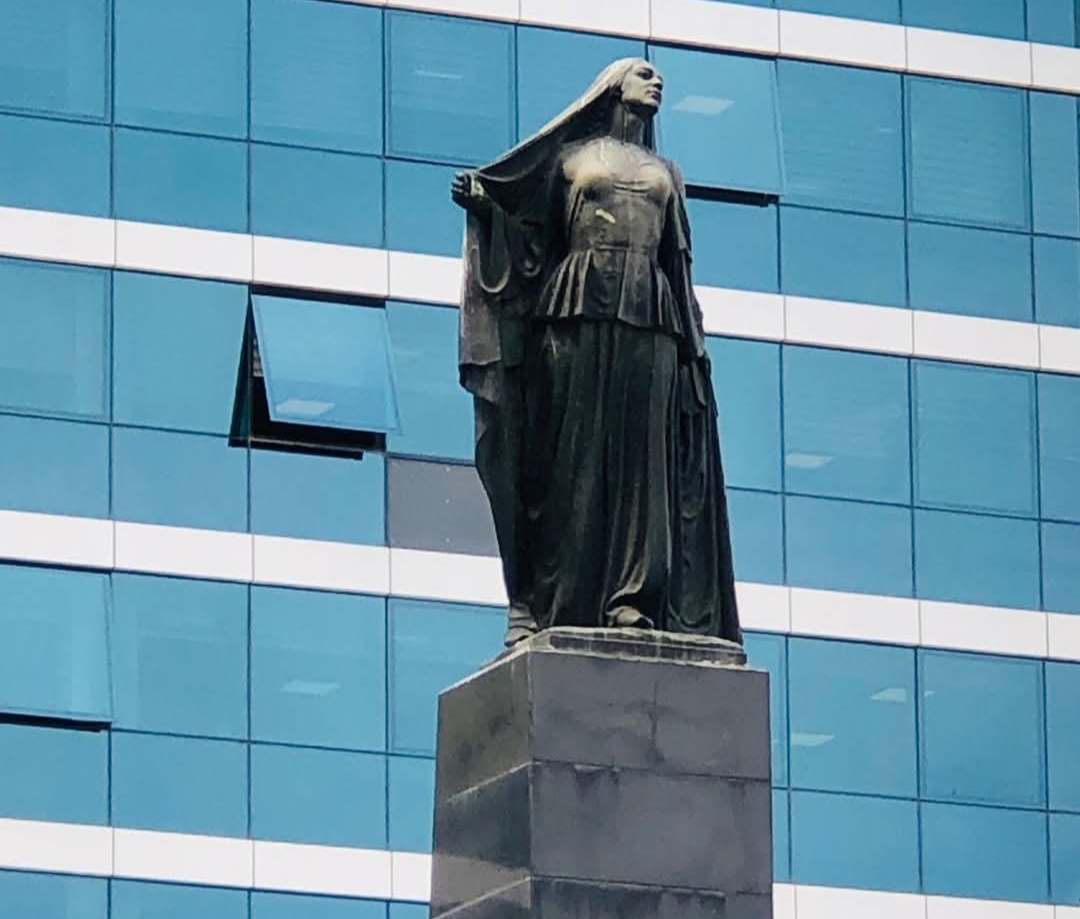 "Azad qadın heykəli"ndəki qadın KİMDİR...