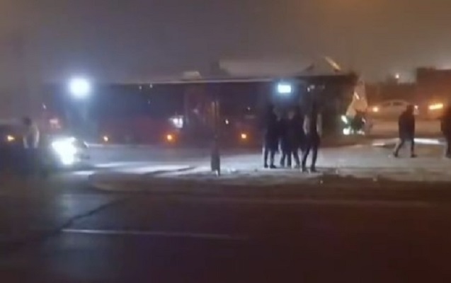 "Koroğlu"da qəza - Sərnişin avtobusu yük maşınına çırpıldı 