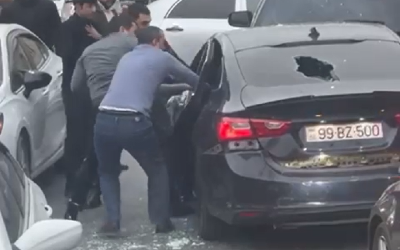 Bakıda sürücünü maşından çıxarıb döydülər - ANBAAN GÖRÜNTÜLƏR