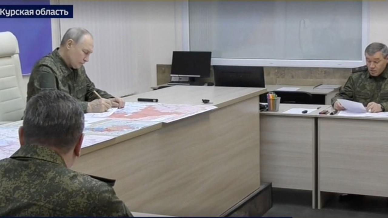 Putin hərbi formada Kurska getdi