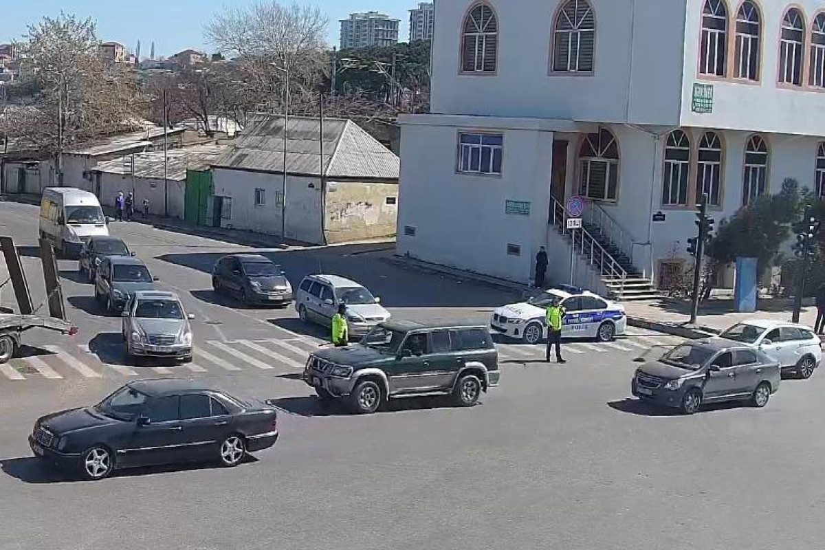 “Baksol yolu”nda yük maşını aşıb, hərəkətə məhdudiyyət qoyulub - FOTO