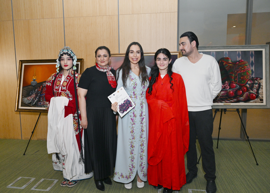 Leyla və Arzu Əliyevalar Çin dili təhsili alan tələbələrlə - FOTO