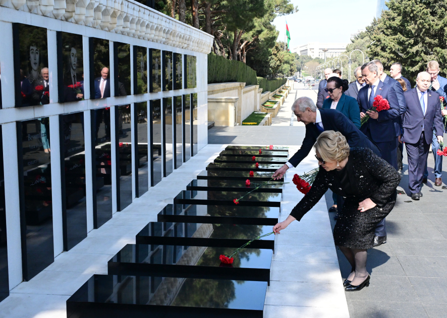 Matviyenko Şəhidlər xiyabanını ziyarət edib - FOTO