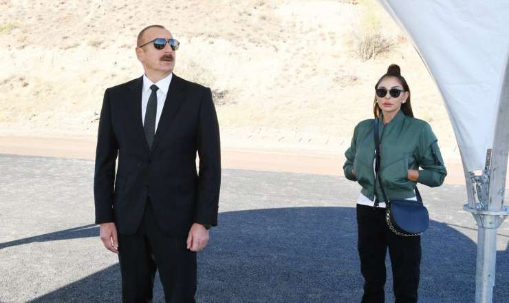 Prezident Suqovuşan sakinlərinə mənzillərin açarlarını təqdim etdi
