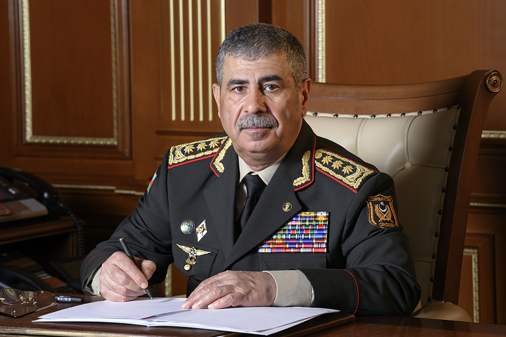 Zakir Həsənov hərbçiləri təbrik etdi
