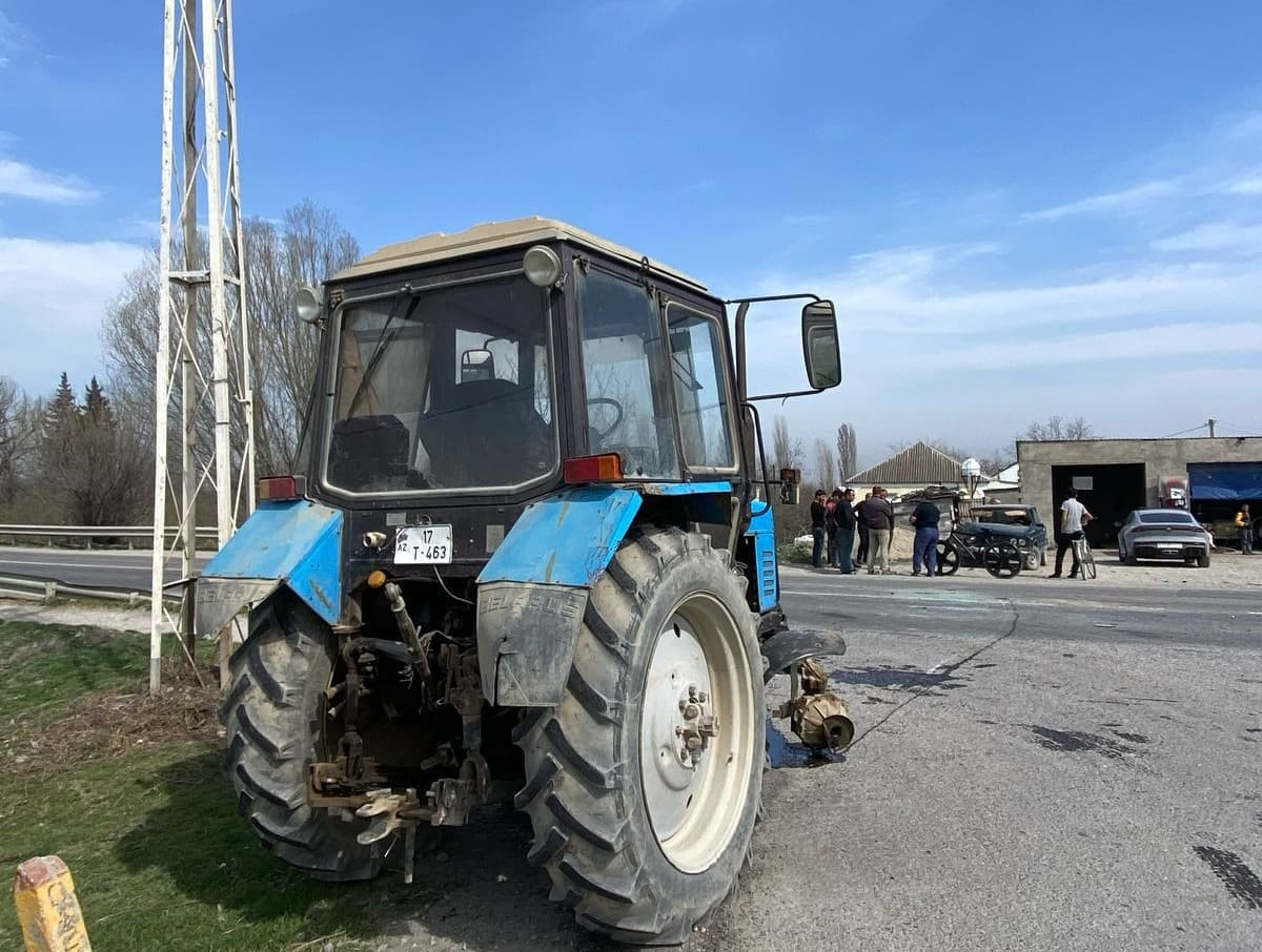 Traktor "Vaz-2106"  ilə toqquşdu: ölən var