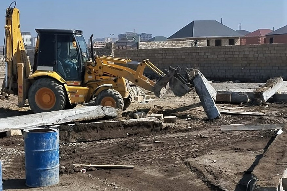 Sumqayıtda sənədsiz evlər söküldü