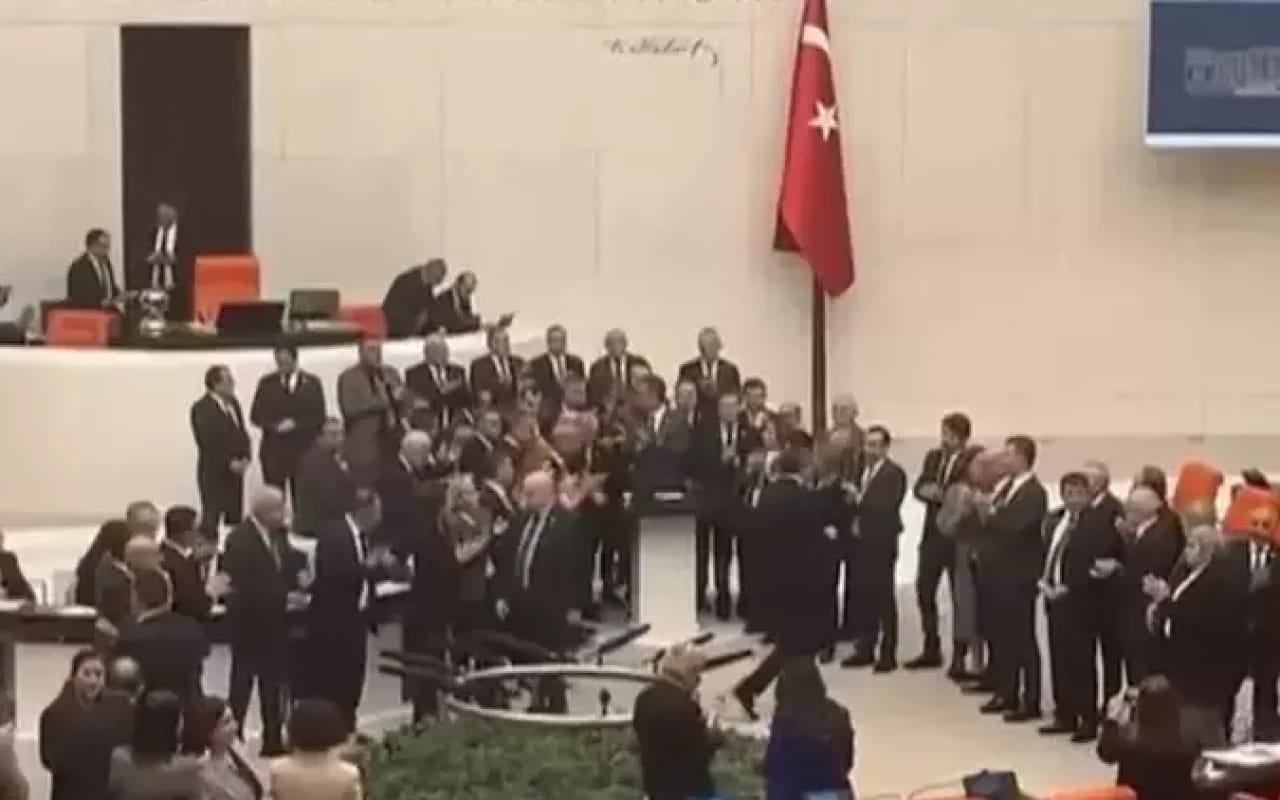 TBMM-in iclası deputatların etirazına görə təxirə salındı