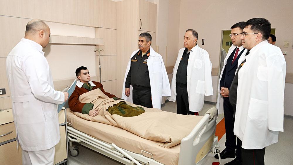 Zakir Həsənov hospitalda müalicə olunan hərbçilərə baş çəkdi - FOTO