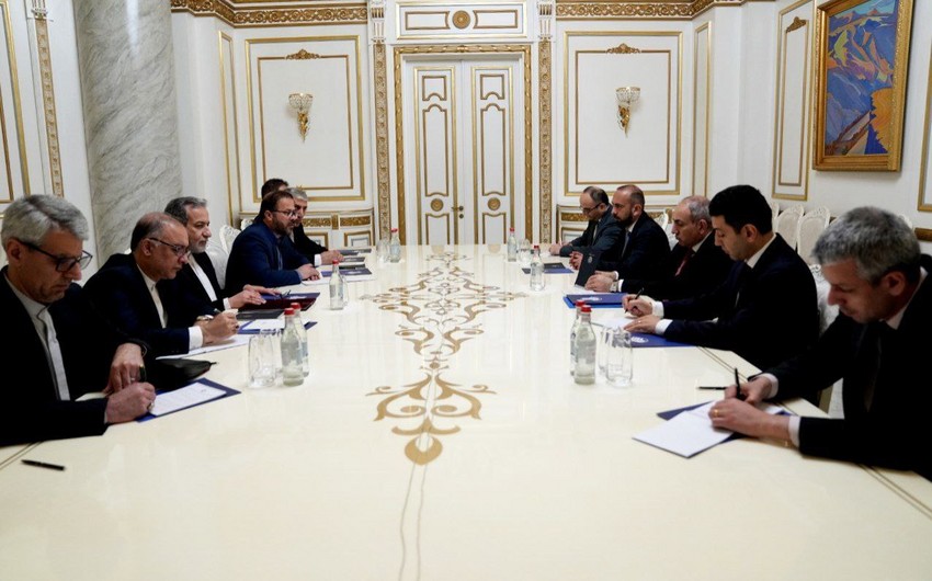 Paşinyan Araqçi ilə regional məsələləri müzakirə etdi