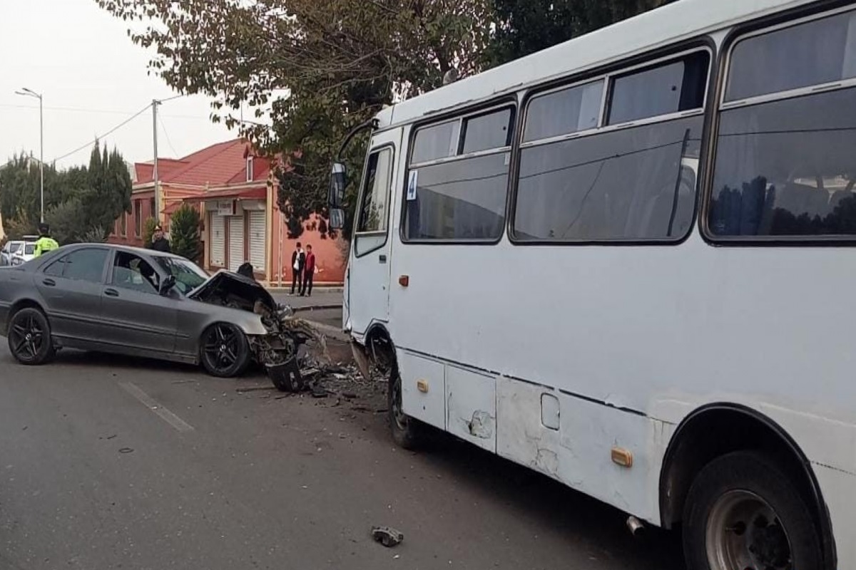 Sərnişin avtobusu "Toyota" ilə  toqquşdu - Yaralılar var