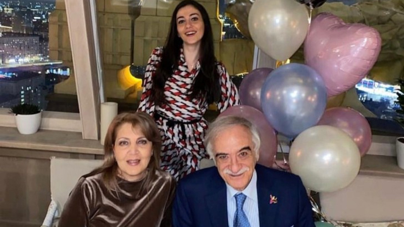 Polad Bülbüloğlu xanımı və qızı ilə birgə - FOTO