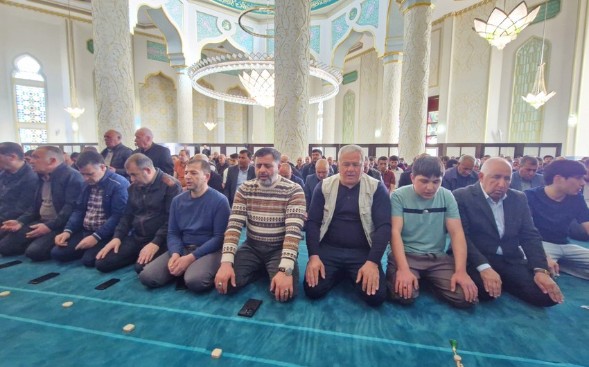 Naxçıvan məscidlərində bayram namazı - FOTOLAR