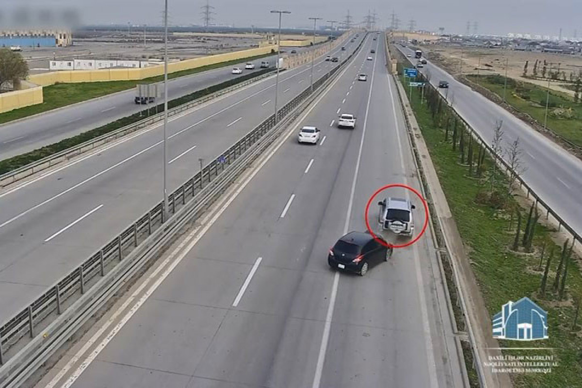 Aeroport yolunda geriyə hərəkət edən maşınlar qəza törətdilər - VİDEO