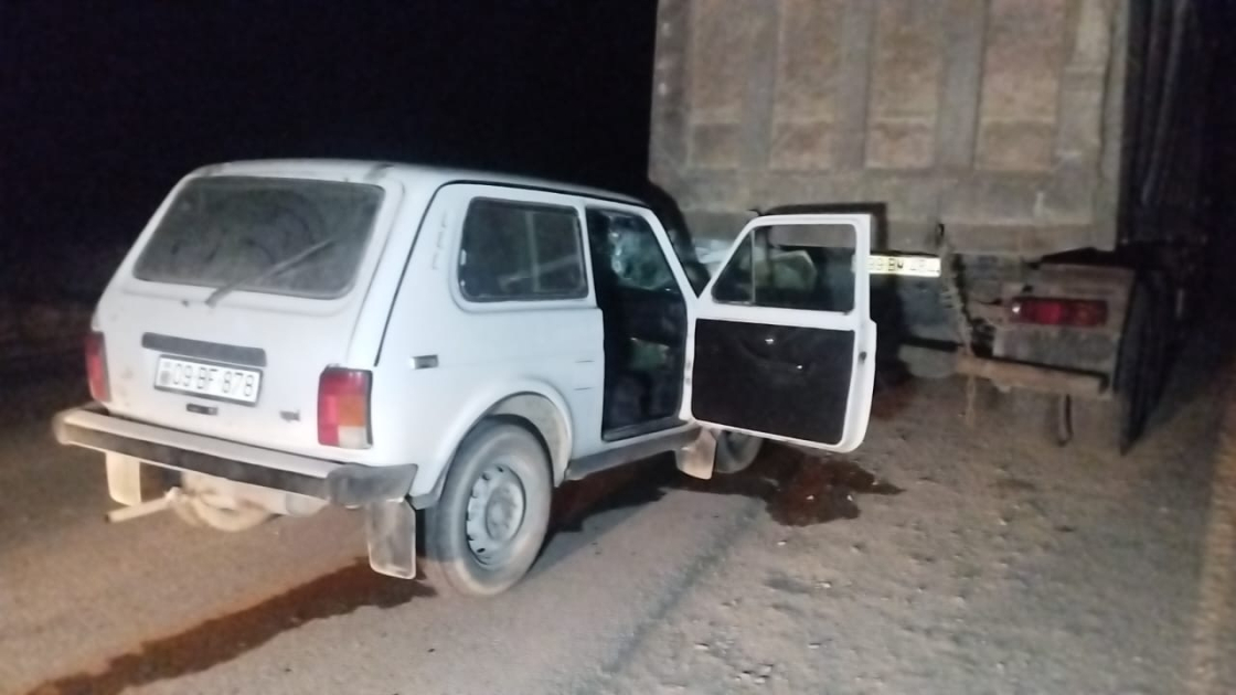 "Niva" yük maşınına çırpıldı - Yaralılar var