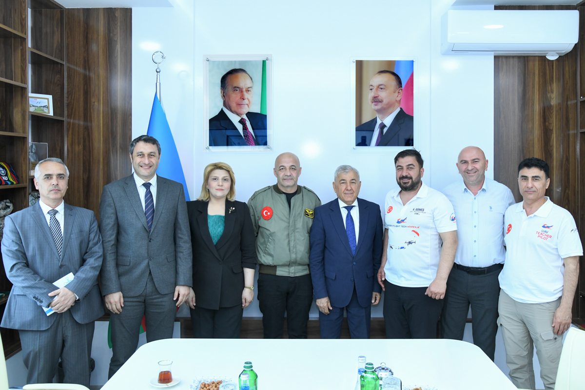 Türkiyənin müəllim və şagird heyəti BMU-da - FOTO