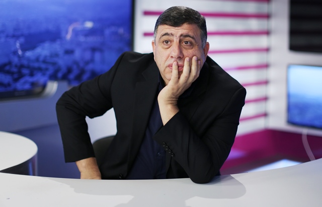 Orxan Fikrətoğlu "daş" daşıyır