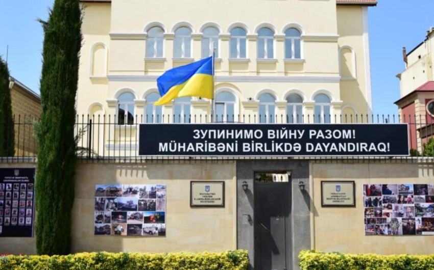 Ukraynanın Azərbaycandakı səfirliyində bayraqlar endirildi