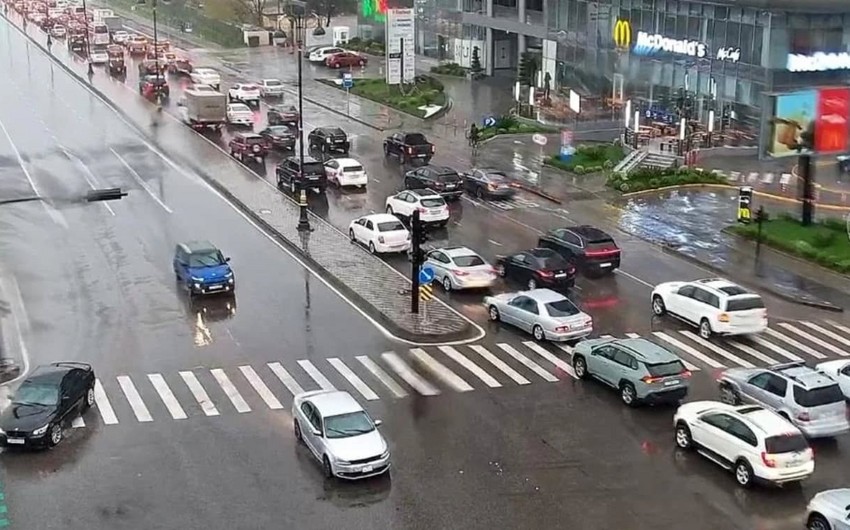 Yağışlı Bakının tıxac olan yolları - SİYAHI
