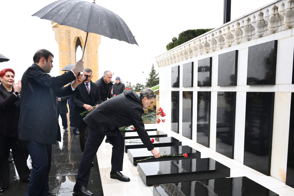 Gürcüstan Prezidenti Şəhidlər xiyabanında - FOTOLAR