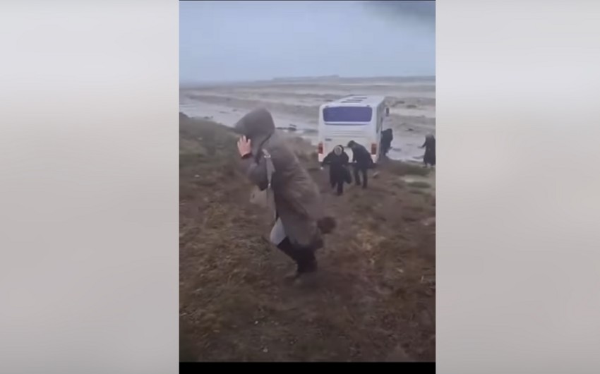 Marşrut avtobusu güclü külək səbəbindən yoldan çıxaraq çökəkliyə düşdü