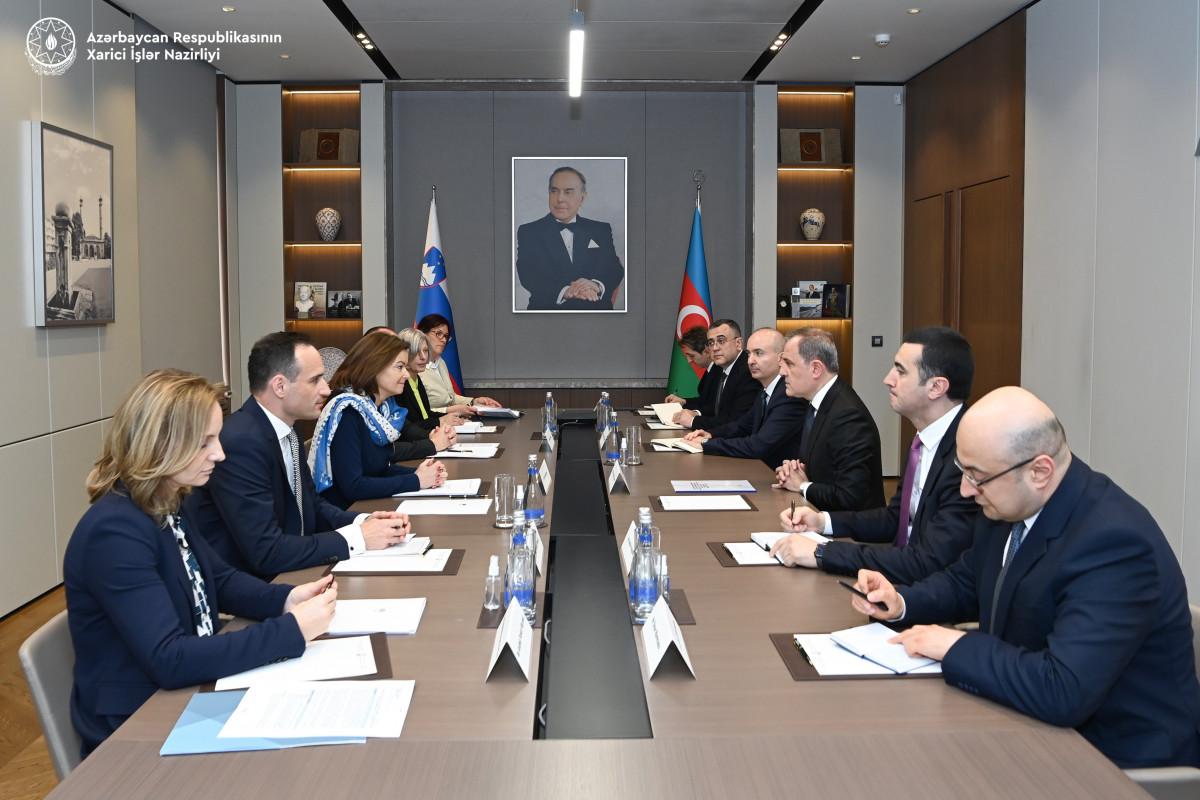 Ceyhun Bayramov Sloveniyanın XİN başçısı ilə görüşür