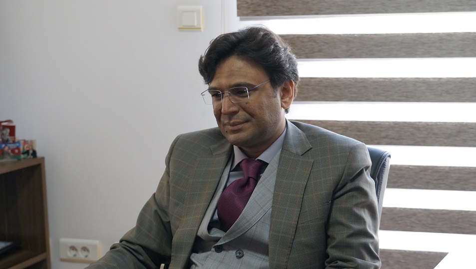 Pakistanlı siyasi analitik "Modern Media Group"da - FOTO
