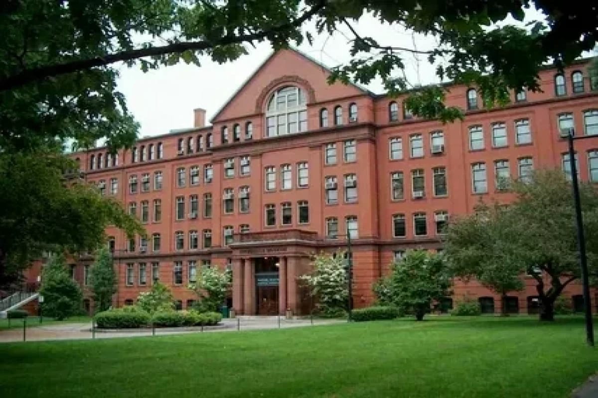 Harvard Universiteti Tramp administrasiyasını məhkəməyə verdi