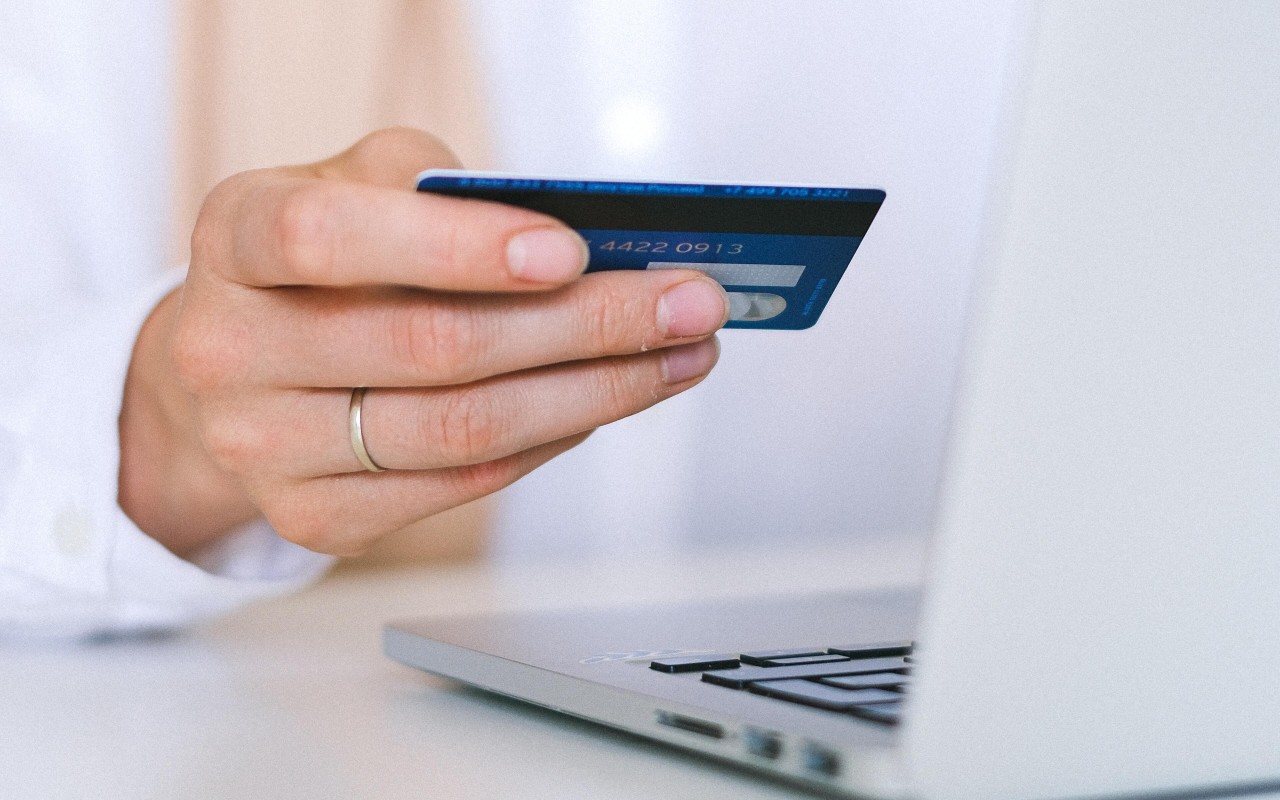 Bank kartlarından daha 31 min manat oğurlandı
