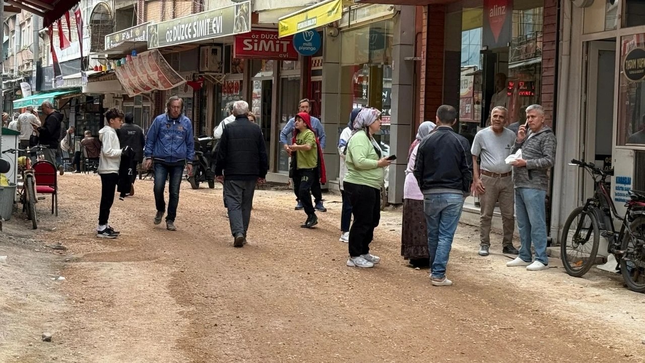 İstanbuldakı zəlzələdə balkondan tullanan şəxs yaralandı - VİDEO