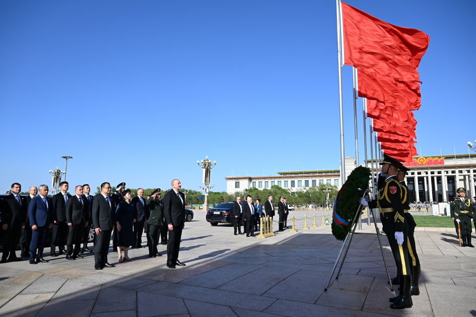 İlham Əliyev Pekində Xalq Qəhrəmanları Abidəsini ziyarət edib - FOTO