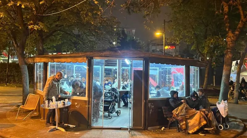 Zəlzələyə görə gecəni küçədə keçirdilər - FOTO