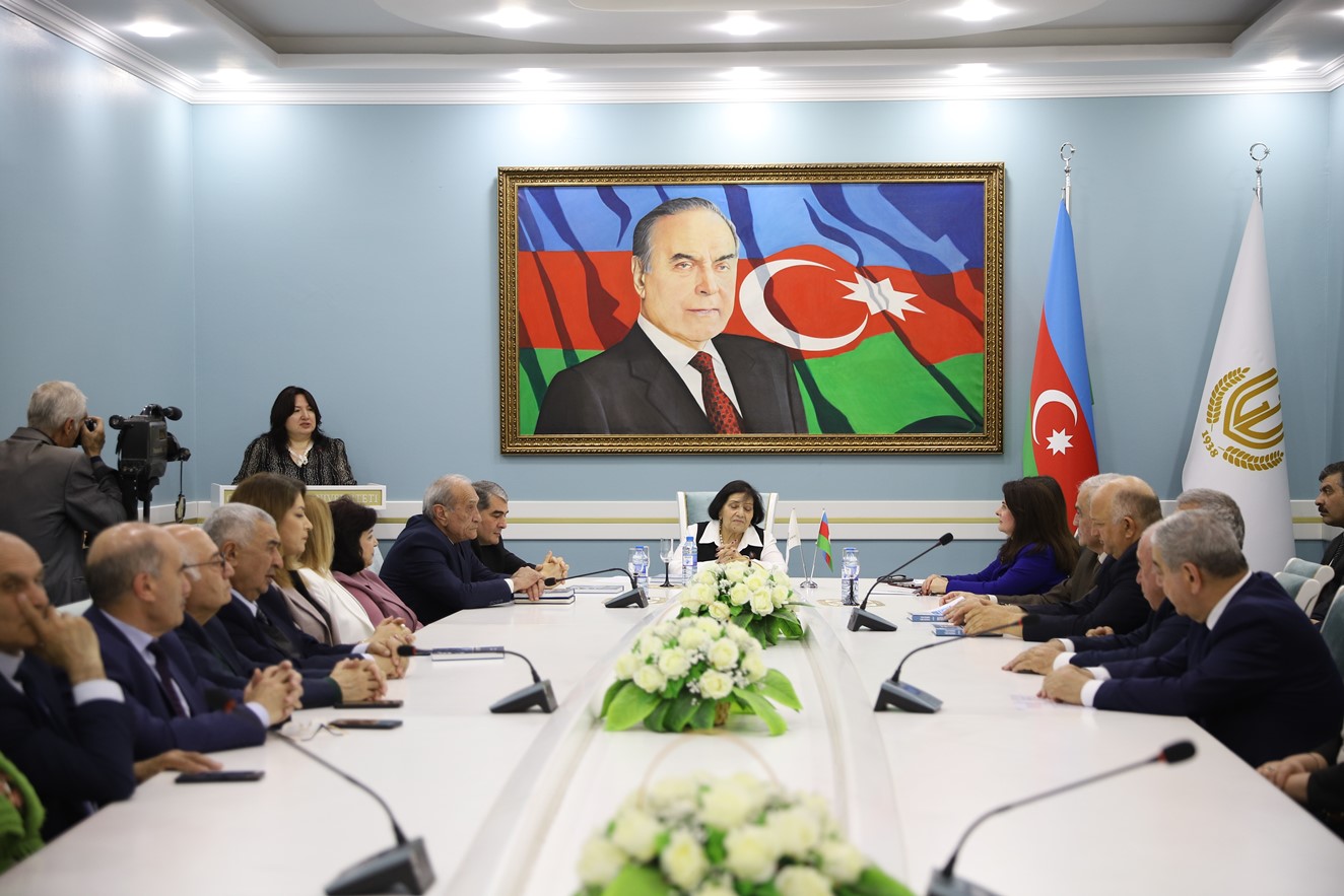 Gəncə Dövlət Universitetində yeni dərs vəsaiti nəşr olundu - FOTO