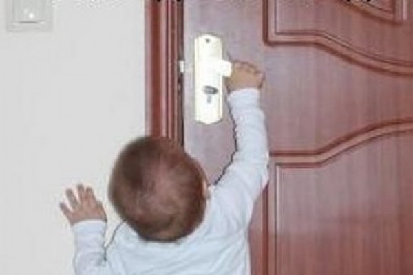Bağlı qapı arxasında qalan azyaşlı xilas edildi