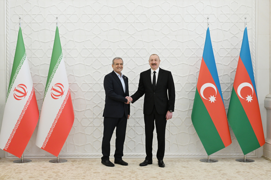 Pezeşkian ona görə Azərbaycan dilində şeir dedi ki...