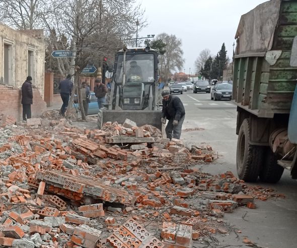 Külək hasarı maşının üzərinə aşırdı - Sürücü öldü