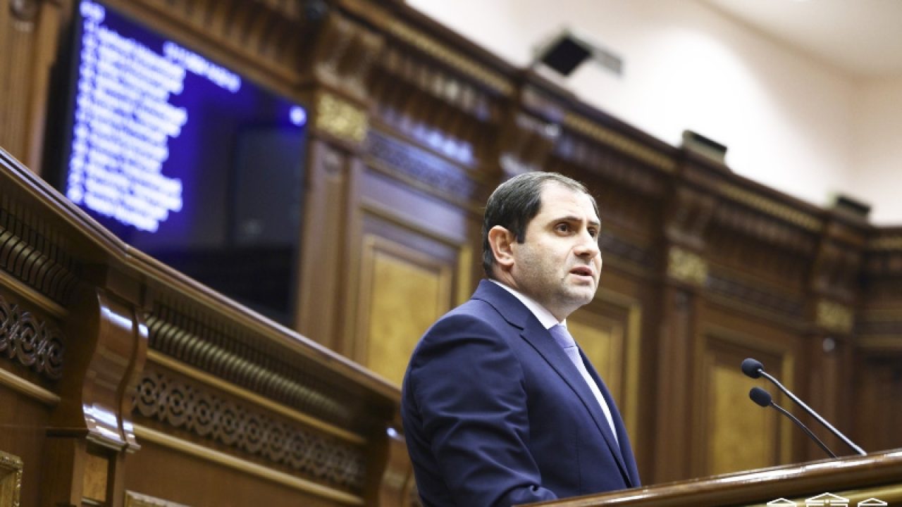 Ermənistanın müdafiə naziri Yunanıstana getdi