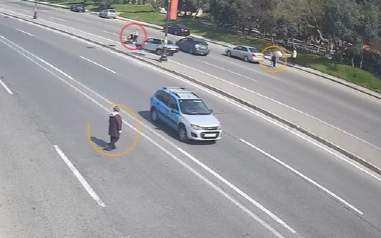 Maşın uşaq arabası ilə yolu keçən qadını vurdu - VİDEO