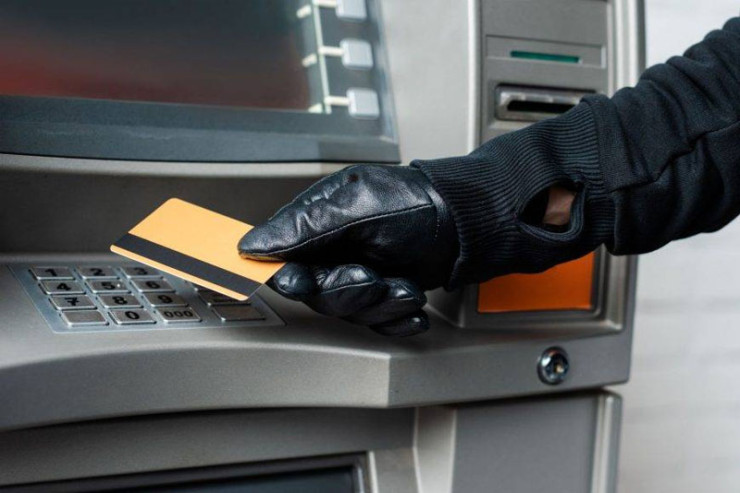 Bank kartlarından 33 min manatdan çox pul oğurlandı