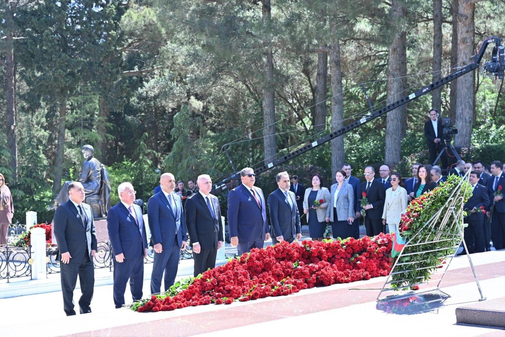 Milli Məclisin kollektivi Fəxri xiyabanda - FOTO