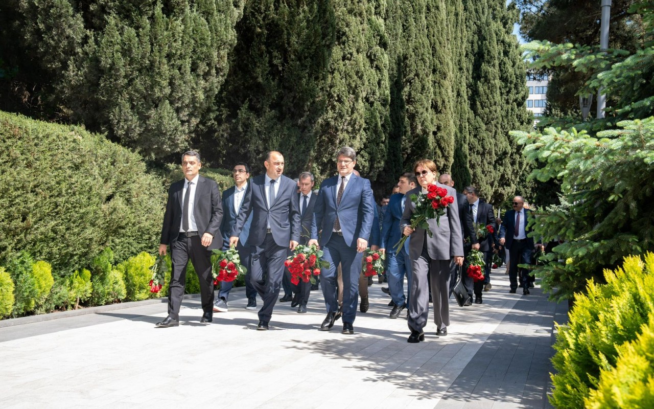 ETSN kollektivi Ulu Öndərin məzarını ziyarət etdi - FOTOLAR