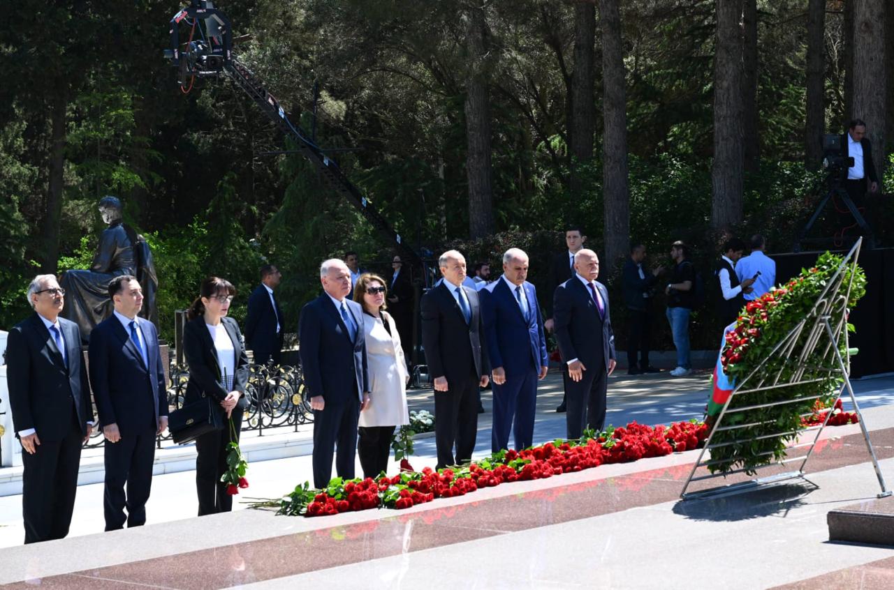 Konstitusiya Məhkəməsinin kollektivi Fəxri xiyabanda
