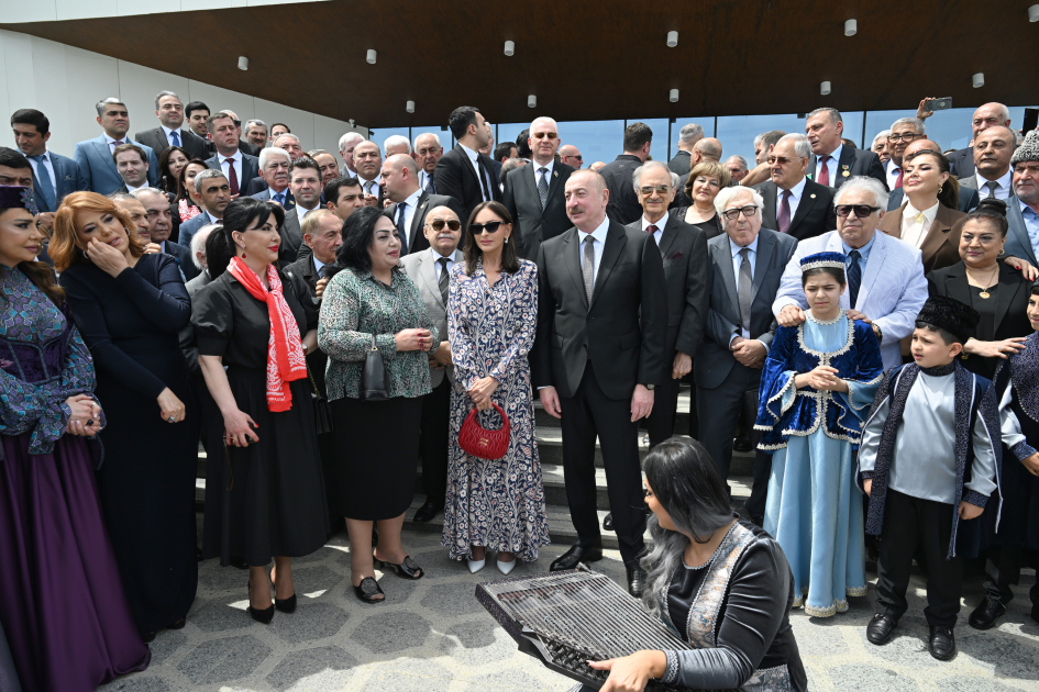 Prezident və birinci xanımı "Qarabağ" mahnısı ilə qarşıladılar - VİDEO