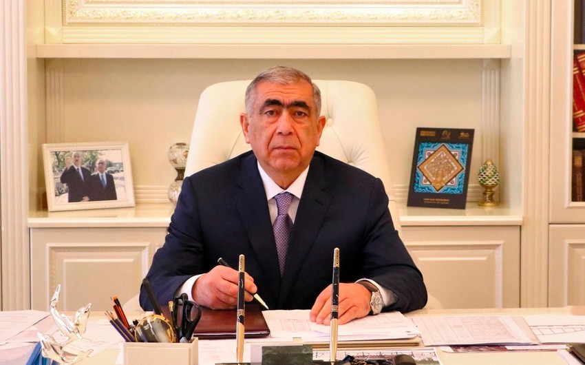 Saleh Məmmədov polisin nəzarəti altında olan direktoru işdən çıxardı
