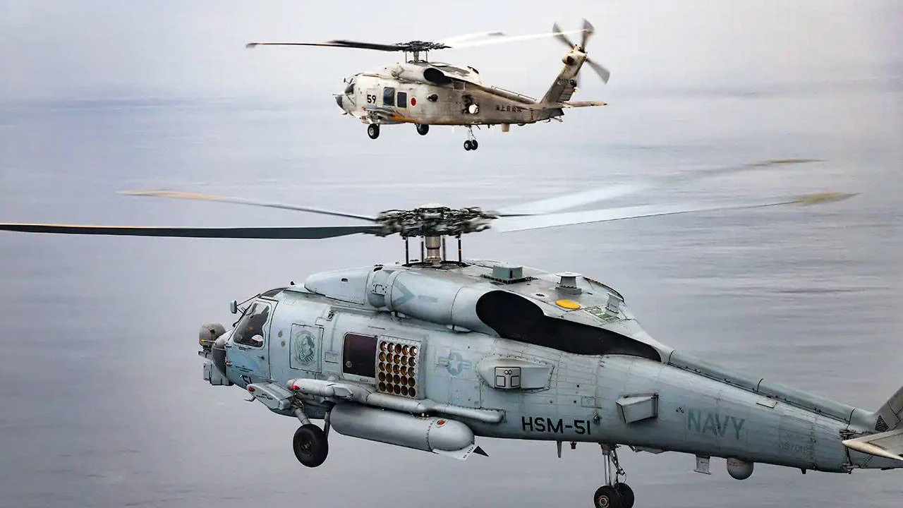 Hərbi helikopter təlim zamanı dənizə məcburi eniş etdi