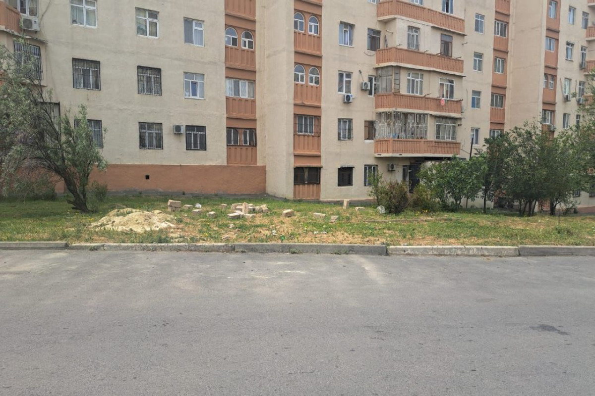 Binanın həyətində qanunsuz yerləşdirilmiş köşk söküldü